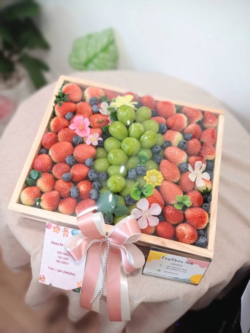 Shine Muscat & Strawberries with Wooden Tray