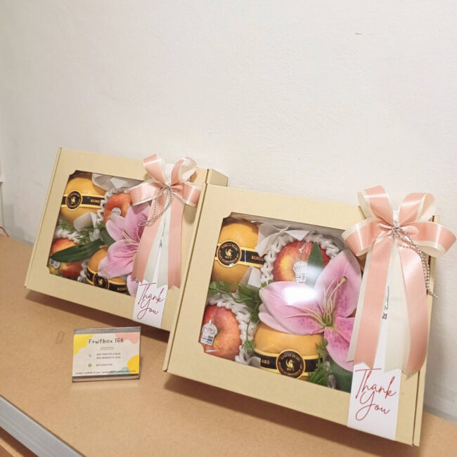 กล่องกระดาษลูกฟูกฝาปิด แอปเปิ้ล 3 สาลี่ 3 ตกแต่งดอกไม้