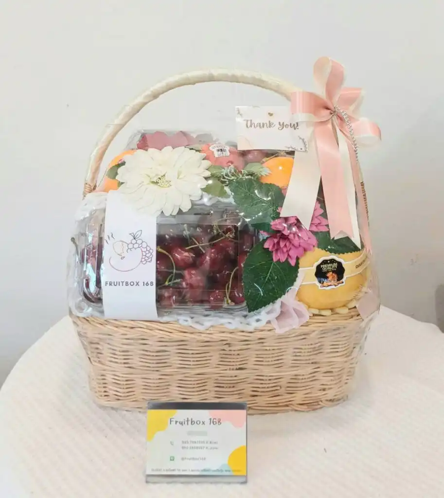 เซตผลไม้ขายดี - กระเช้าหวายคลาสสิค เชอร์รี่ & ผลไม้กลม